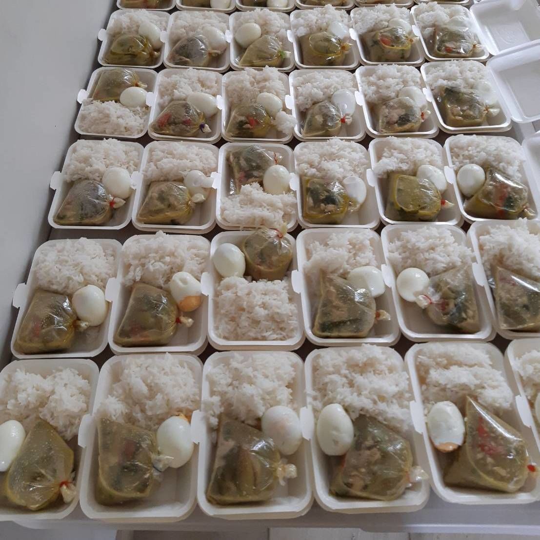 ข้าวแกงเขียวหวานไก้ 120 กล่องมอบให้ชุมชนคลองเตยเนื่องในวันคล้ายวันเกิดเจสซี่